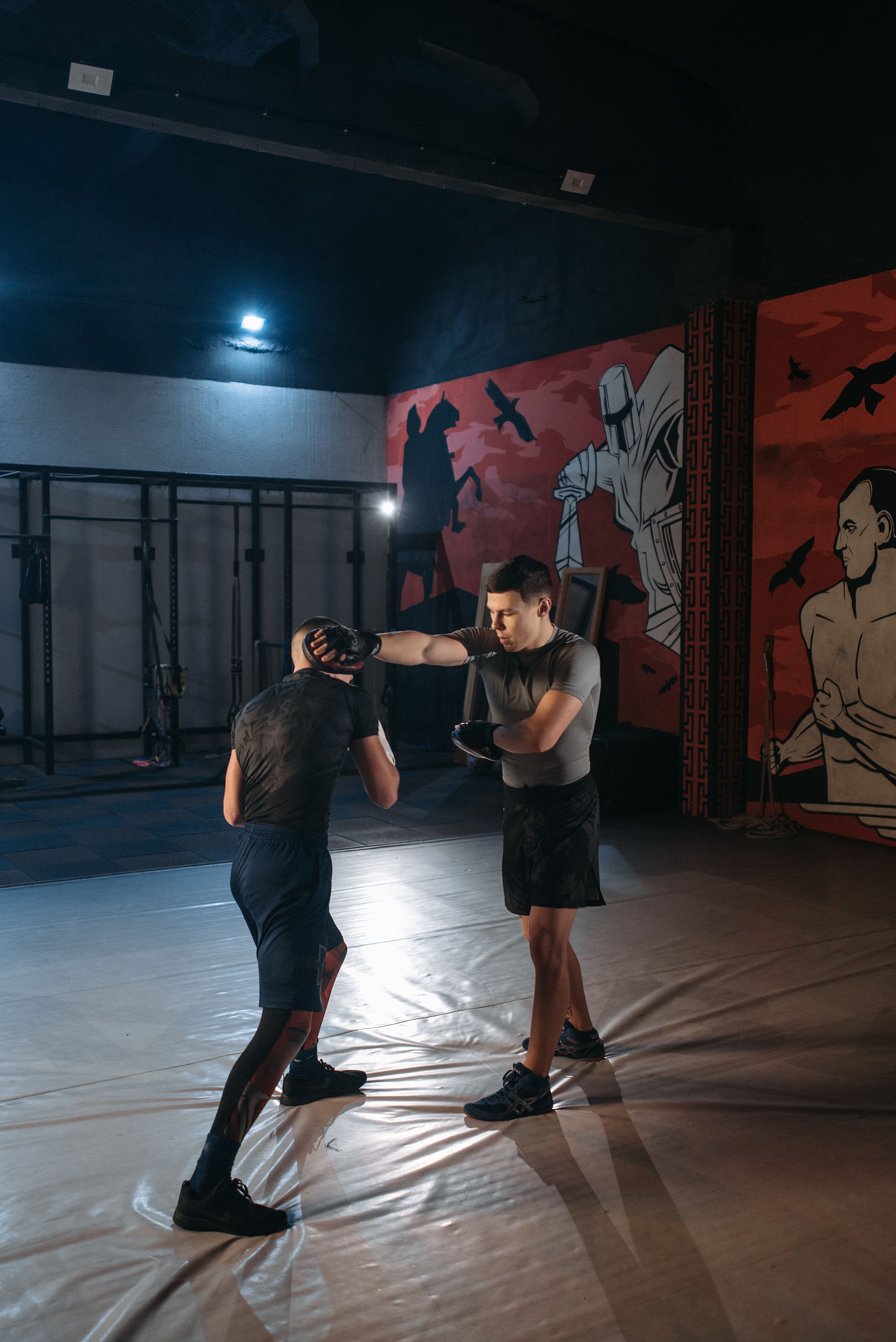Zwei Trainingspartner üben eine kontrollierte Abwehrtechnik.
